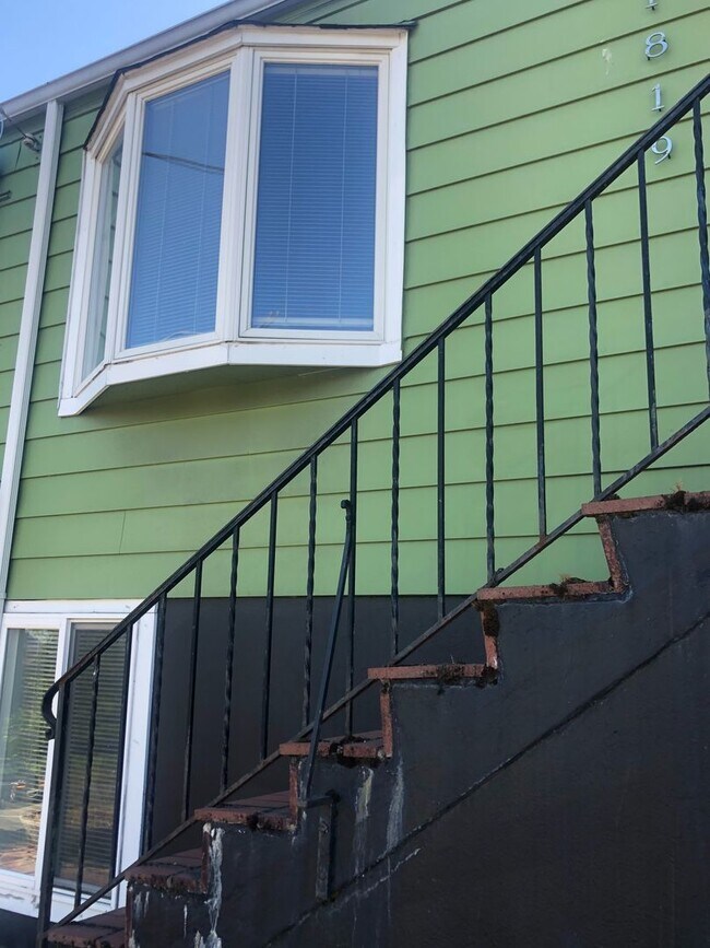 Building Photo - FAIRYTALE OF 1819 LLC QUEEN ANNE