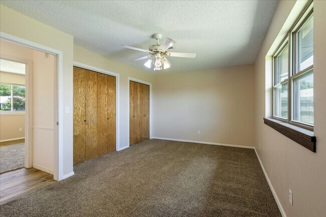 Building Photo - 2102 Canary Ave