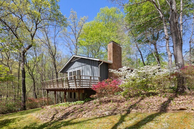 Building Photo - Lovely Home - Beautiful Wooded Setting