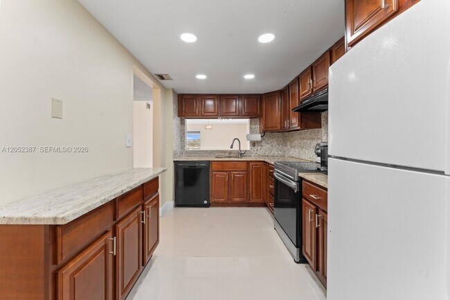 Building Photo - 430 Commodore Dr