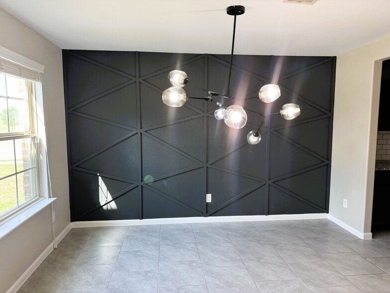 Building Photo - 615 Calm Ct