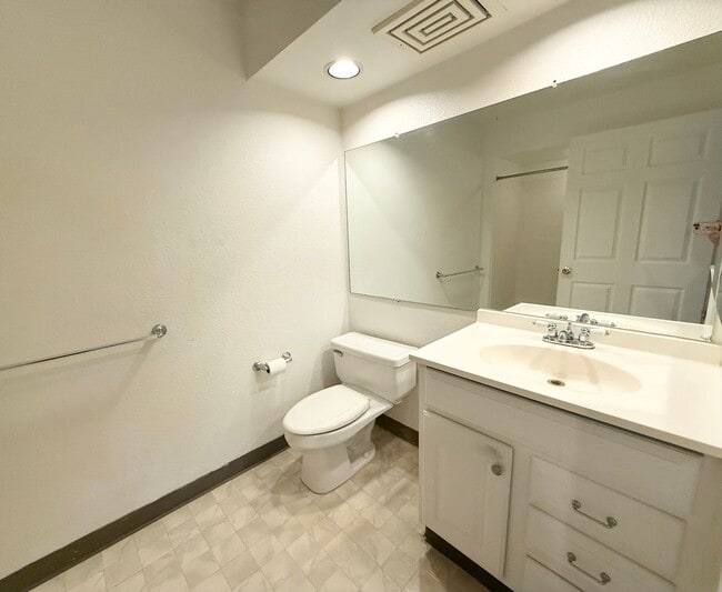 Building Photo - AVAILABLE NOW! 2 BD/ 2 BA Unit in Kukuilani Villas - Kapolei