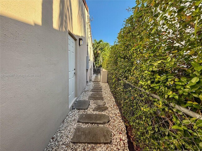 Building Photo - 1500 SW 18th St