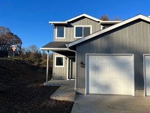 Building Photo - Newer 3 bedroom 2.5 bathroom duplex in Thu...
