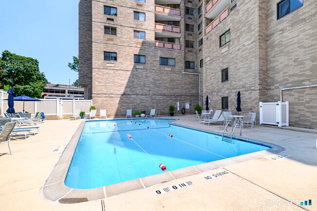 Building Photo - 143 Hoyt St