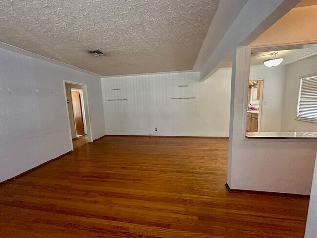 Building Photo - Large home in West Chula Vista
