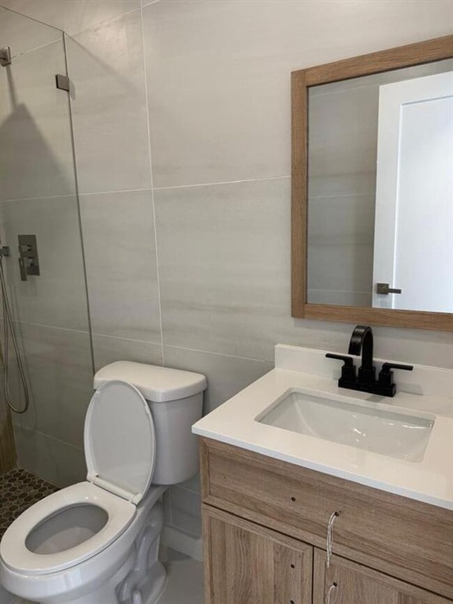 Building Photo - 1054-1058 SW 2nd Street 1056, Hallandale Beach, FL 33009