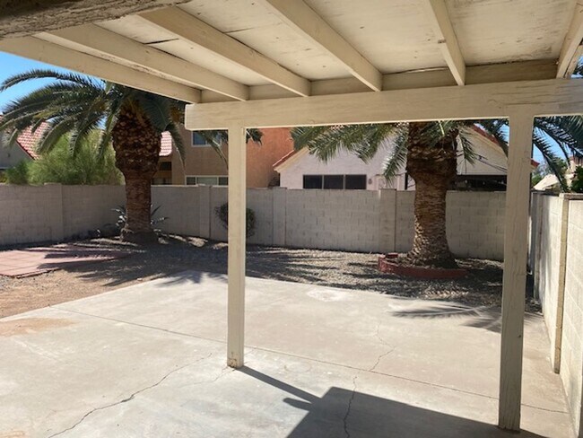 Building Photo - Gilbert home with community pool.