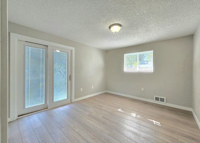 Building Photo - 2 Bedroom Unit Available Now in Gold Bar -...