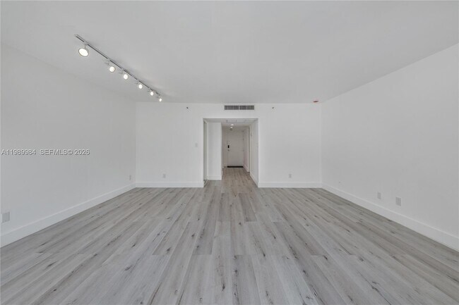 Building Photo - 100 Lincoln Rd