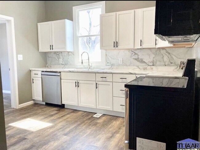 Building Photo - Charming North Side 2BR Home – Updated & M...