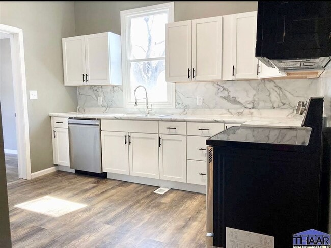 Building Photo - Move in by November 30th… and pay NO RENT ...