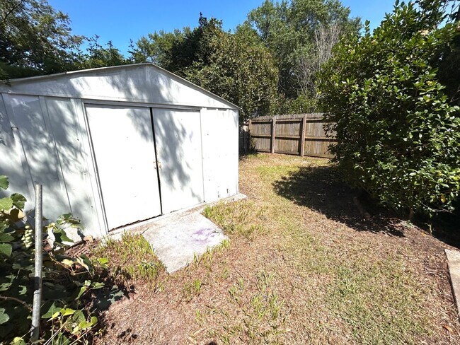 Building Photo - Charming 2 Bedroom Duplex in Ladson