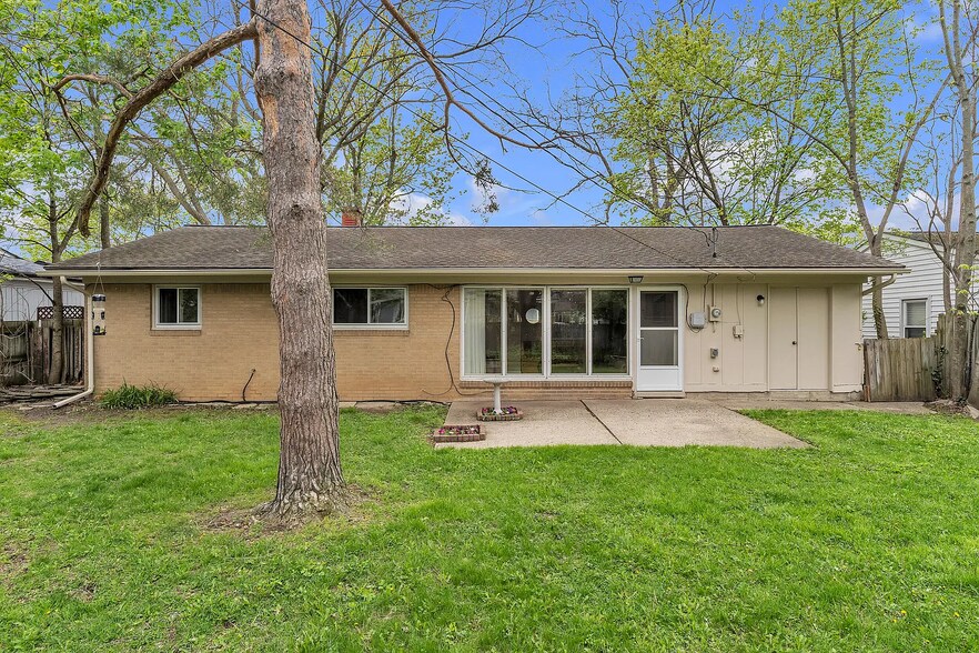 Building Photo - 1114 N Maple Rd