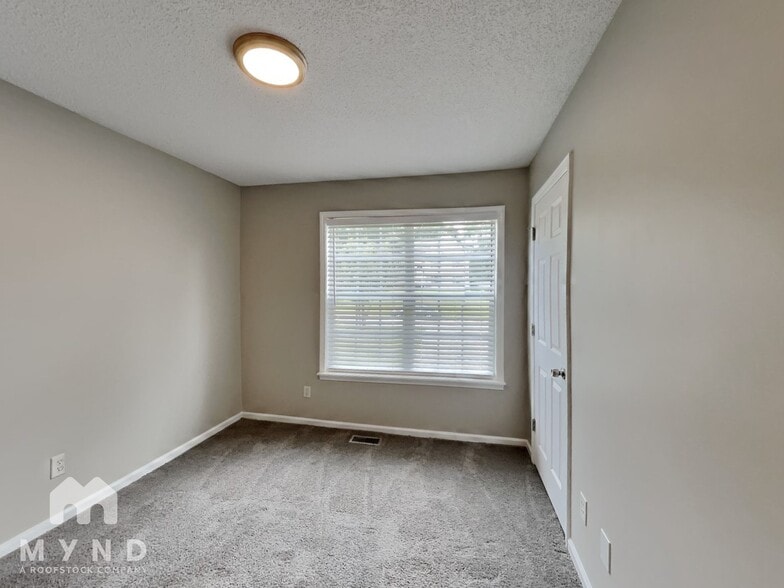 Building Photo - 425 Willow Ln