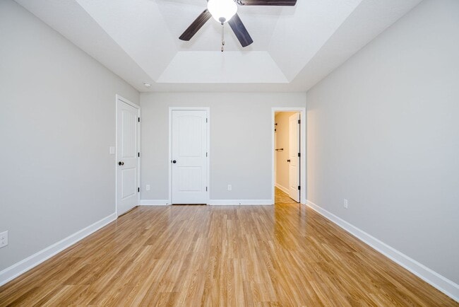 Building Photo - 304 York Ln