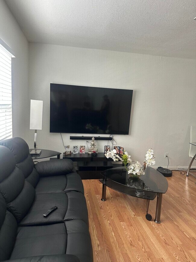 Building Photo - 626 S Pine St