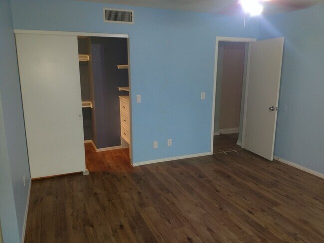 Building Photo - Henderson 4 Bedroom