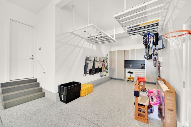 Building Photo - 1722 Oakridge Cir