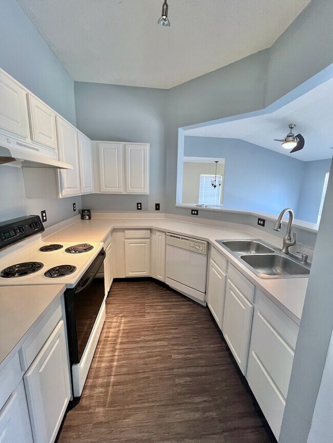 Building Photo - Spacious Amelia Condo!