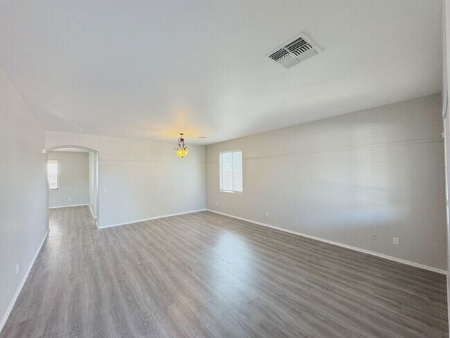 Building Photo - MOVE IN SPECILAS!! 5BD 3BA IN JOHNSON RANC...