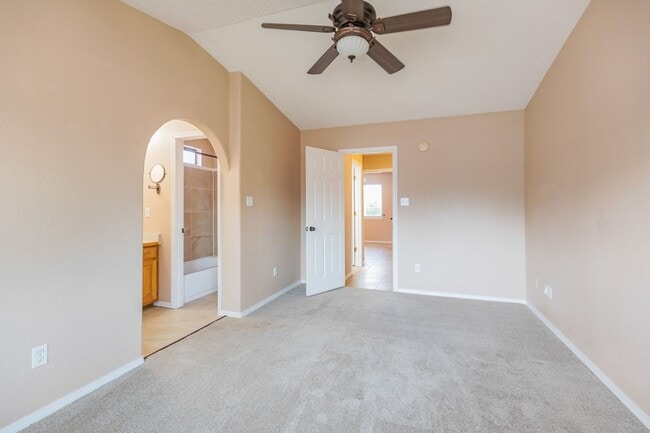 Building Photo - 3 Bedroom 2 Bath Home