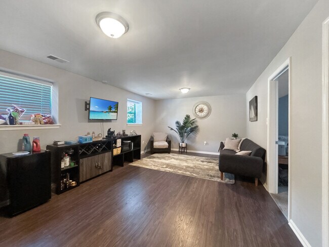 Building Photo - 6307 Juanita Ct