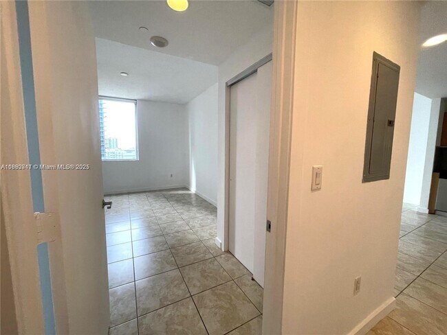 Building Photo - 1060 Brickell Ave