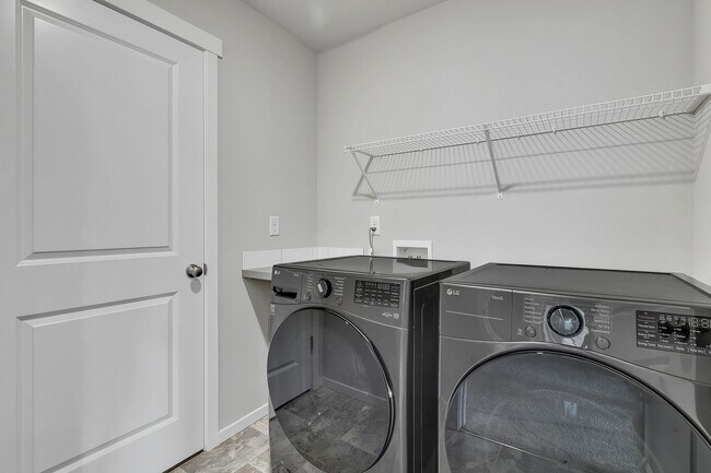 Building Photo - Spacious Puyallup Home with Room for the E...