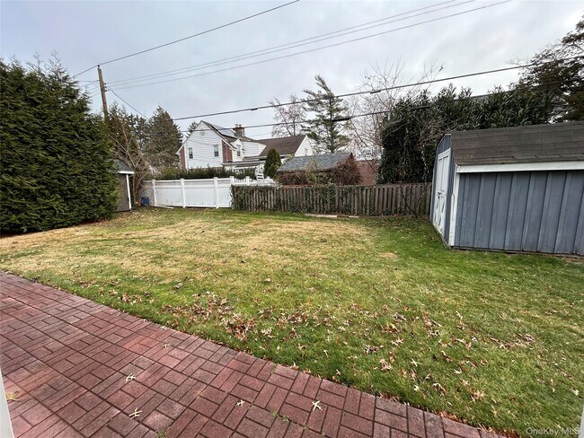 Building Photo - 22 Andover Ln