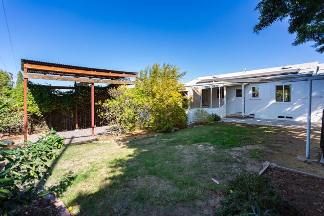 Building Photo - Traditional Home with Large Backyard!