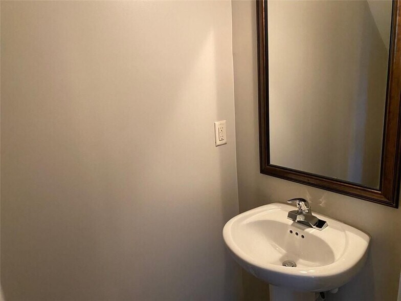 Building Photo - 2392 Newbury Oaks Ct