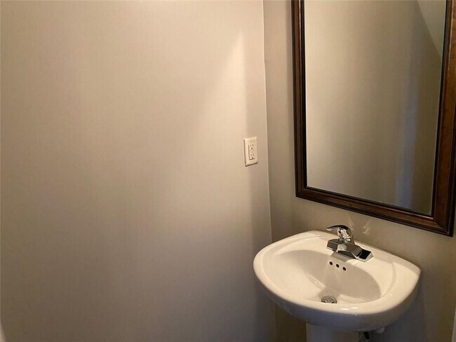 Building Photo - 2392 Newbury Oaks Ct