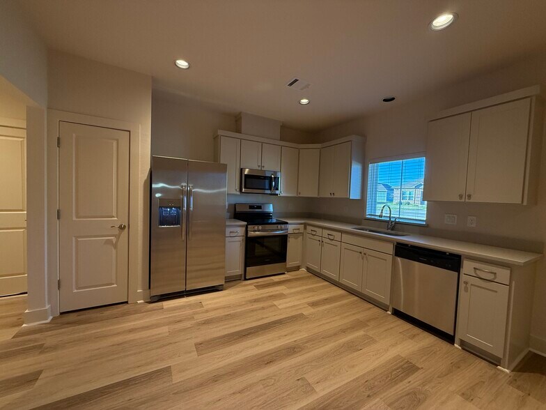 Building Photo - 104 Kirkland St