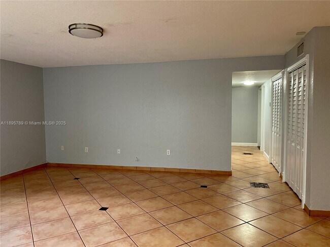 Building Photo - 9456 SW 77th Ave