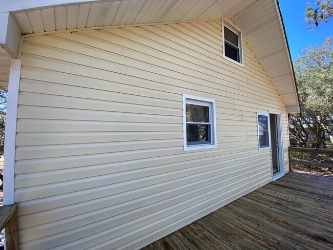 Building Photo - Centrally located home at Milepost 6