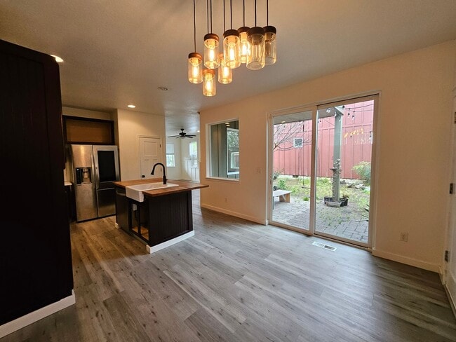 Building Photo - Modern 3 Bedroom, 2.5 Bath Home in Hillsboro with Granite Countertops and 2 Car Garage!