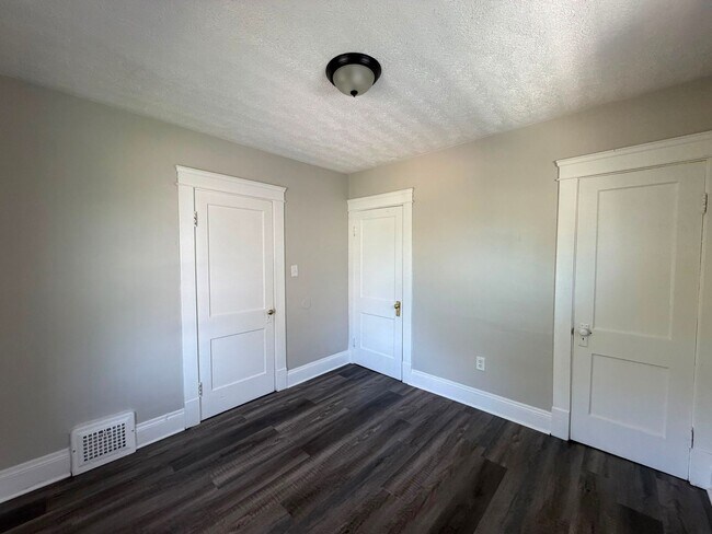 Building Photo - 10012 Manor Ave