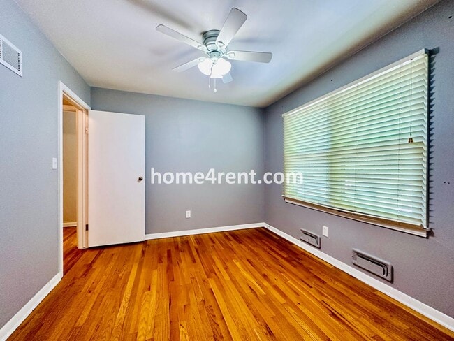 Building Photo - Three Bedroom Home in Overland Park w/ Wood Floors, Finished Basement, and a Fenced Yard!