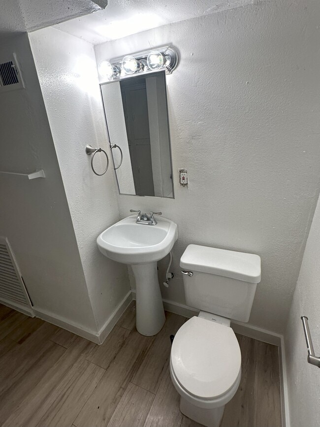 Building Photo - 2025 Emporia St