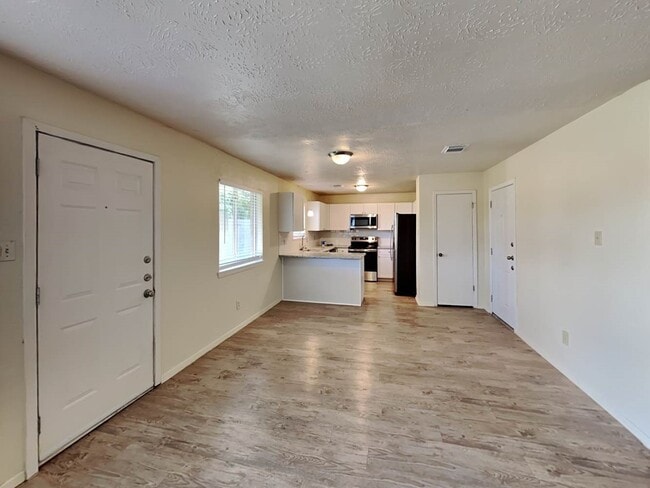 Building Photo - 9812 Robin St