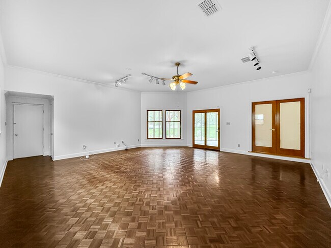 Building Photo - Charming 4 beds 4 baths in Austin!