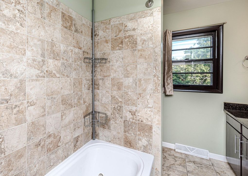 Building Photo - 322 Crown Point