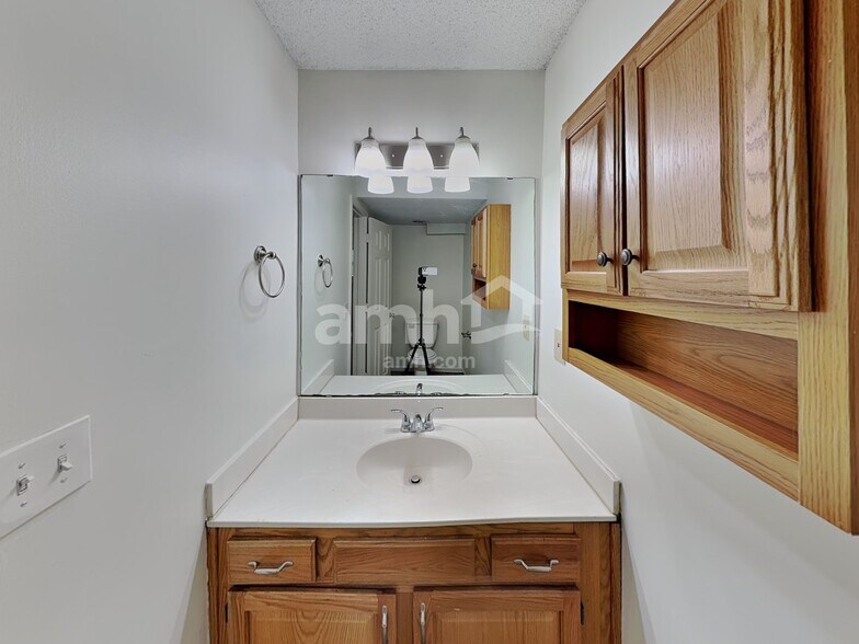 Building Photo - 11202 N Lewis Ave