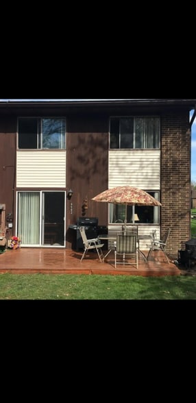 Building Photo - 9582 Fernwood Dr