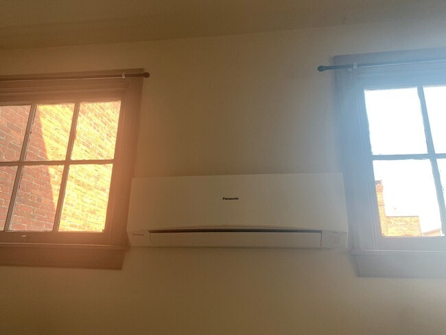 Building Photo - Available Now! Modern 1 Room Studio Apartment in Downtown York City Building