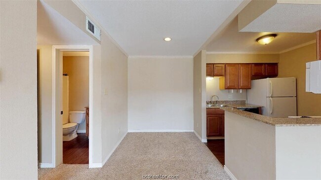 Building Photo - 904 University Oaks Blvd