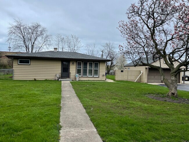 Primary Photo - 11 Shagbark Rd