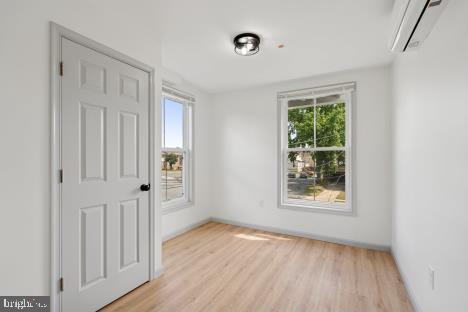 Building Photo - 9 W Hinckley Ave