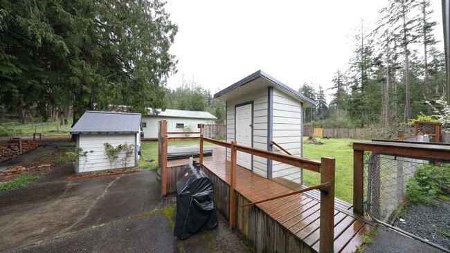 Building Photo - 5 Bed 2 Bath - Ideal for Group - Landscaping Included - Pet per Approval - NAS Whidbey